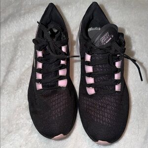 Nike Women's Black and Pink Athletic Shoes